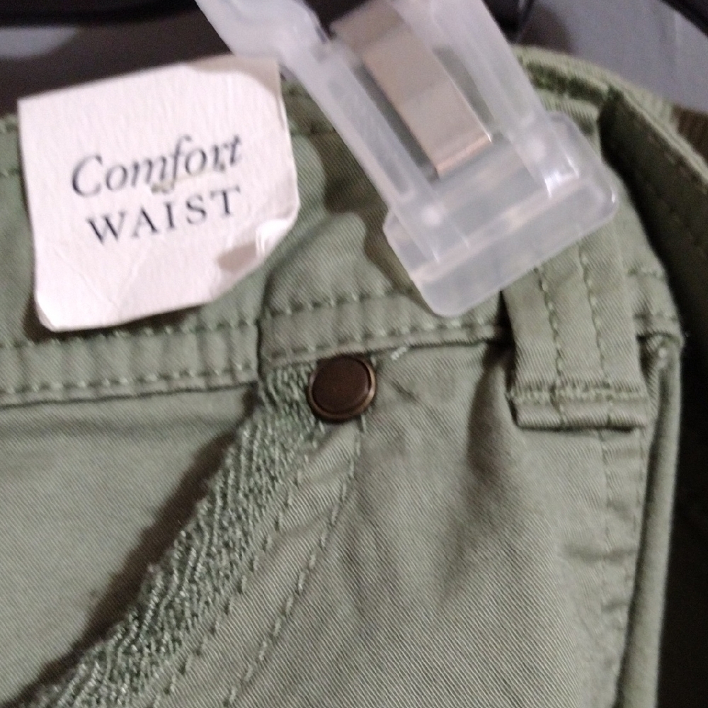 NWT Croft & Barrow Olive Capris - Picture 4 of 7